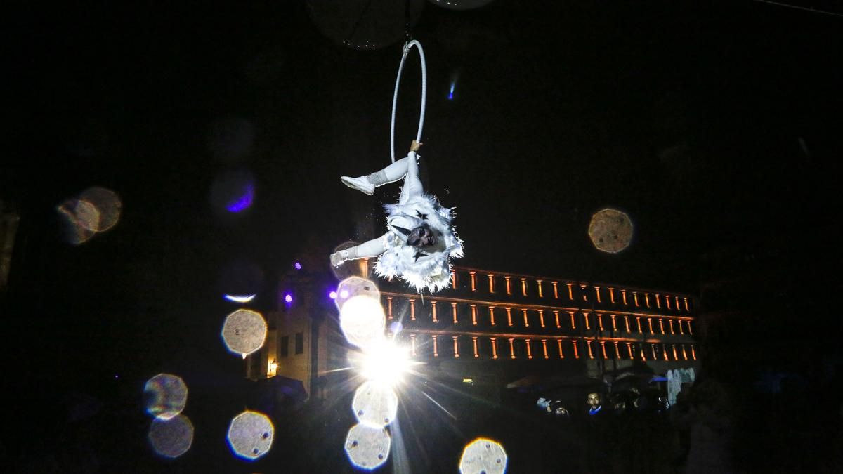 Espectáculo aéreo en la plaza de la Corredera