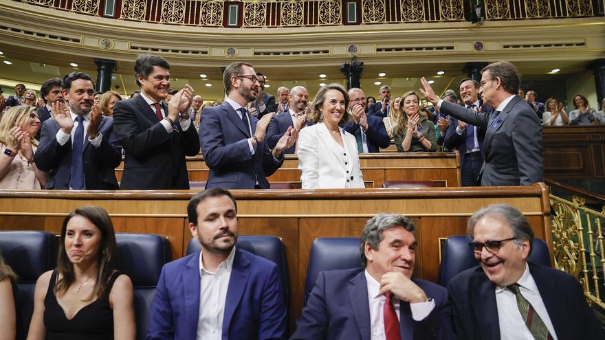 El líder del PP, Alberto Núñez Feijóo (d-arriba) es aplaudido por su grupo parlamentario a su llegada al Congreso donde este martes comienza el debate sobre el estado de la nación, el primero de Pedro Sánchez como presidente del Gobierno y del popular Alberto Núñez Feijóo como líder de la oposición pero sin escaño de diputado.