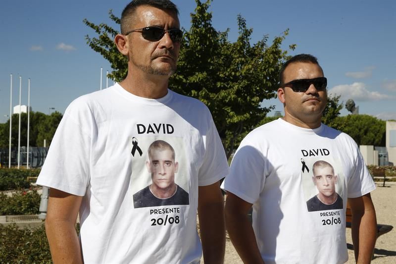 Familiares de las víctimas durante el homenaje en el Parque Juan Carlos I de Madrid. EFE/Paco Campos