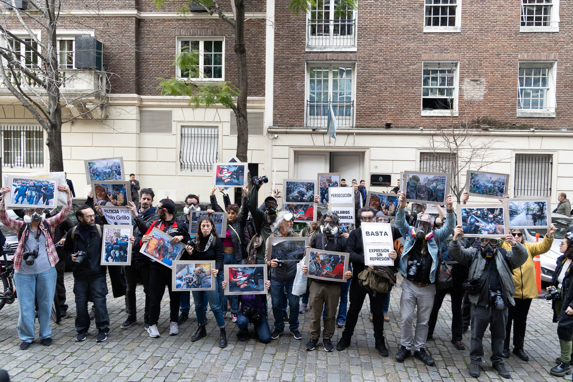 Frente al Ministerio de Seguridsd, reporteros gráficos y trabajadores de prensa se movilizaron para protestar contra la represión con fotografías alusivas y consignas como “Expresión sin Represión”, ”Y a vos, ¿porqué te reprimen?” y “¿Cuánta más violencia vamos a naturalizar?”.