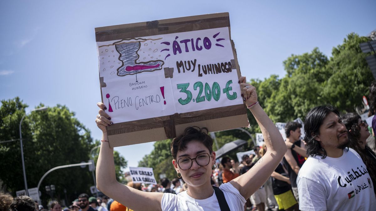Una pancarta recrea un meme de internet sobre un "ático muy luminoso en pleno centro por 3.200 euros".