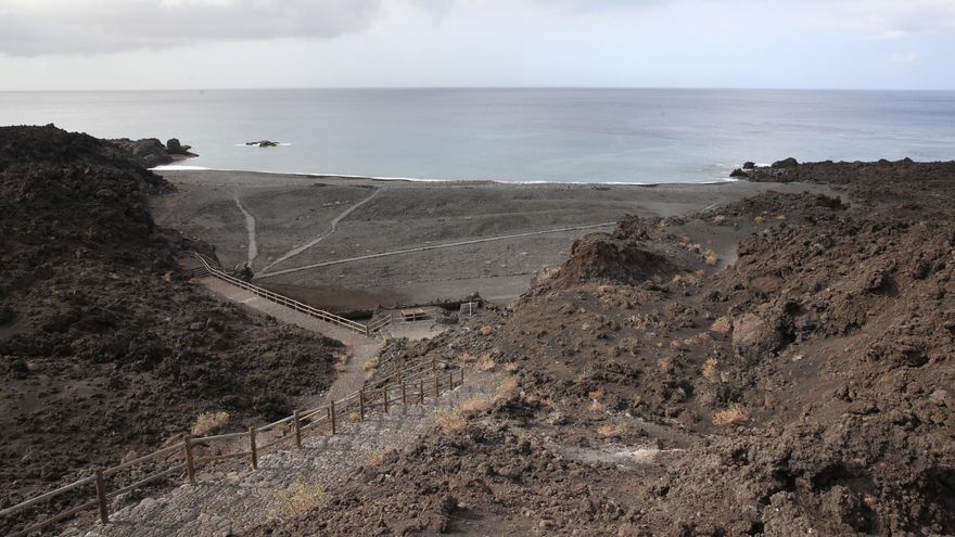 La playa de Echentive, creada por la llegada de la lava del Teneguía al océano Atlántico / Alejandro Ramos.