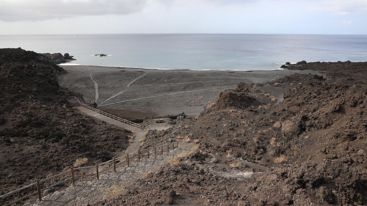 La playa de Echentive, creada por la llegada de la lava del Teneguía al océano Atlántico / Alejandro Ramos.