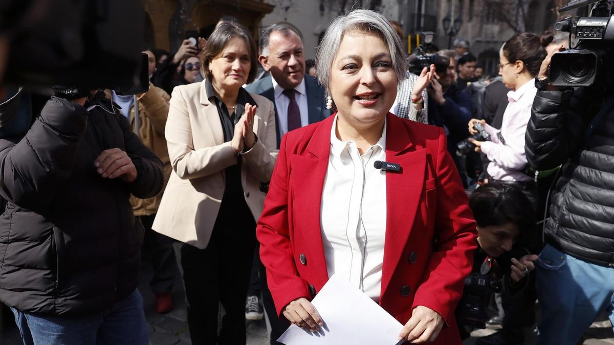 La candidata a la presidencia de Chile, Jeannette Jara, saluda durante la inscripción de su candidatura este lunes, en Santiago (Chile).