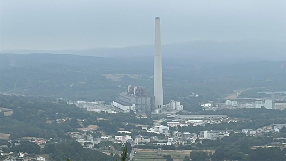 Una explosión de 1,2 segundos dinamita las icónicas torres de refrigeración de la central térmica de As Pontes