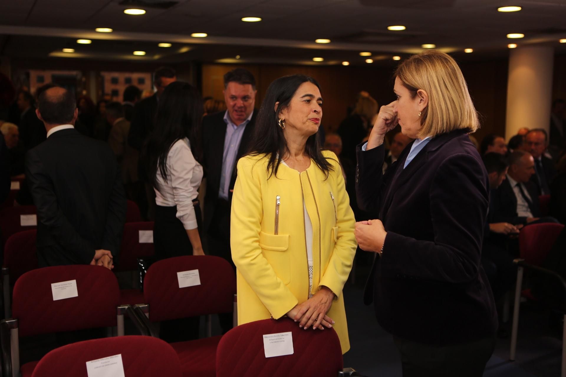 María del Carmen Hernández Bento y Mercedes Roldós en la toma de posesión de los consejeros del Gobierno