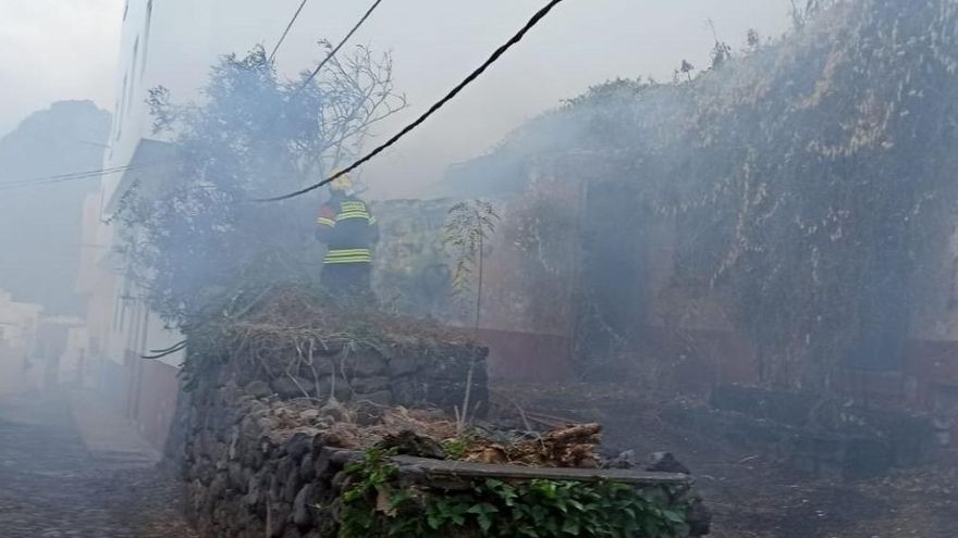 Un bombero durante la intervención en el pequeño Incendio en una casa abandona en el callejón de Morales (Santa Cruz de La Palma)