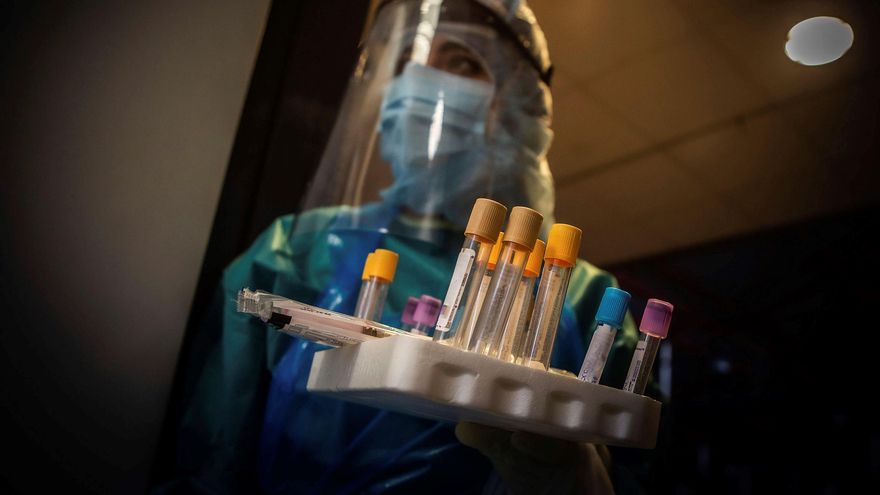 Una auxiliar preparada para hacer Test PCR en el Hospital de Aranda de Duero (Burgos).