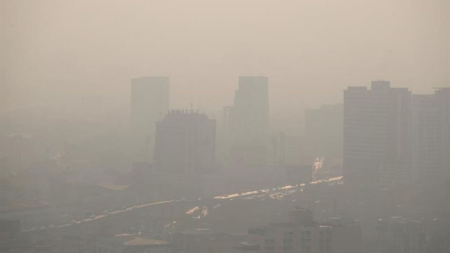 Una densa capa de niebla contaminante cubre la ciudad de Bangkok (Tailandia).