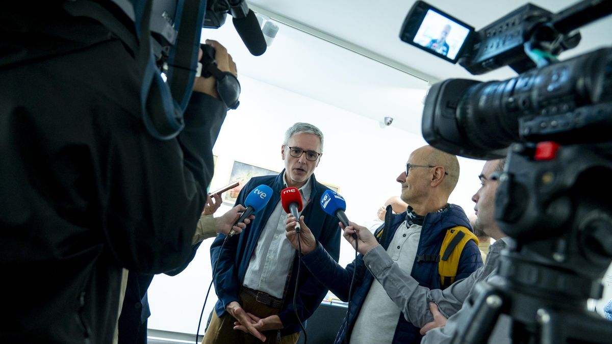 Mikel López Iturriaga responde a los medios antes de recibir el premio