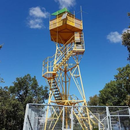 Una de las torres de vigilancia clausuradas