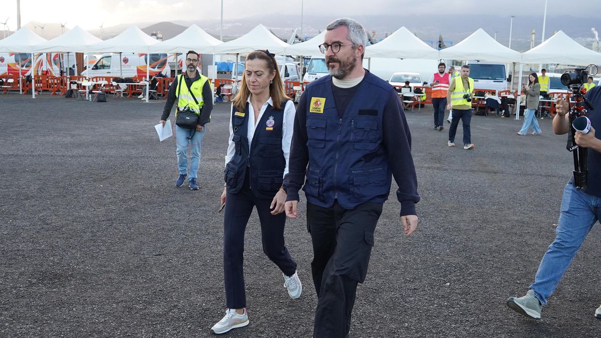 El secretario de Estado de Sanidad, Javier Padilla, y la secretaria general de Protección Civil y Emergencias, Virginia Barcones, a su llegada para atender a los medios de comunicación, en el puerto de Granadilla, Tenerife.