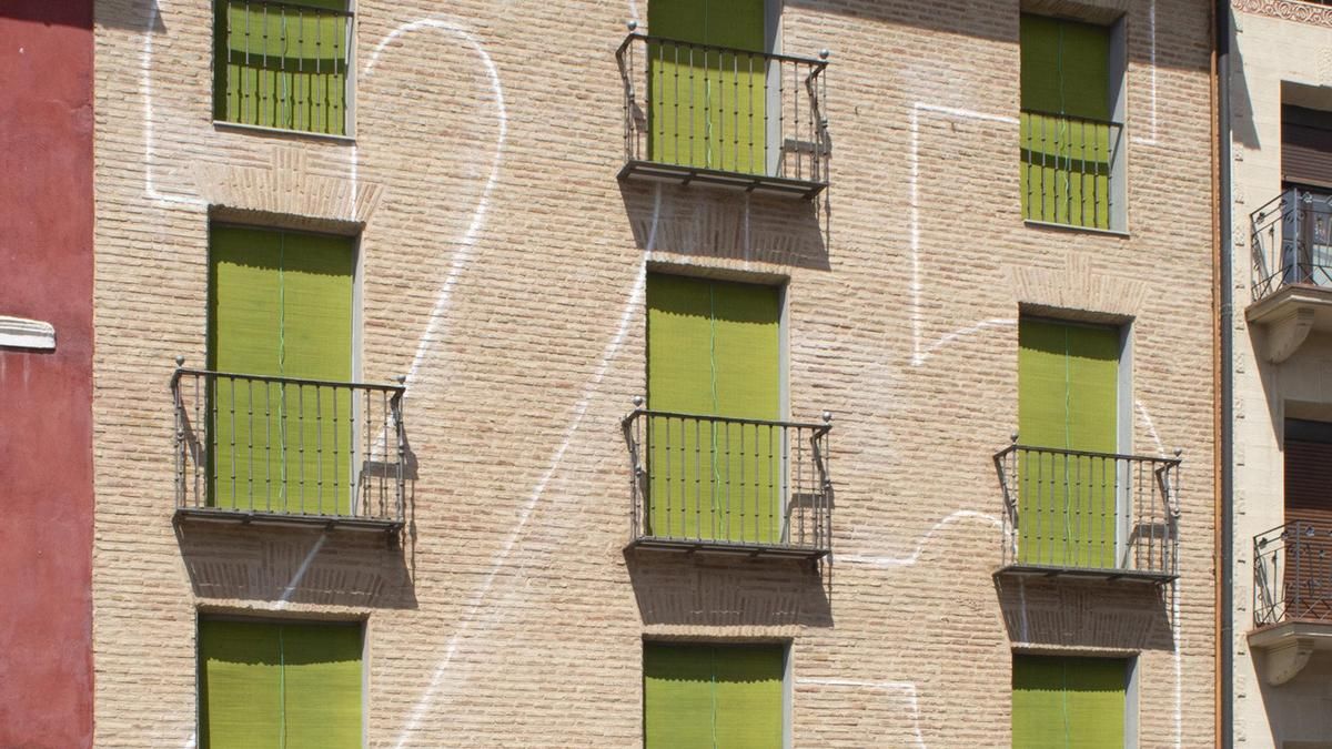 Un gran número 25 en la fachada conmemora el aniversario de la Casa de los Periodistas
