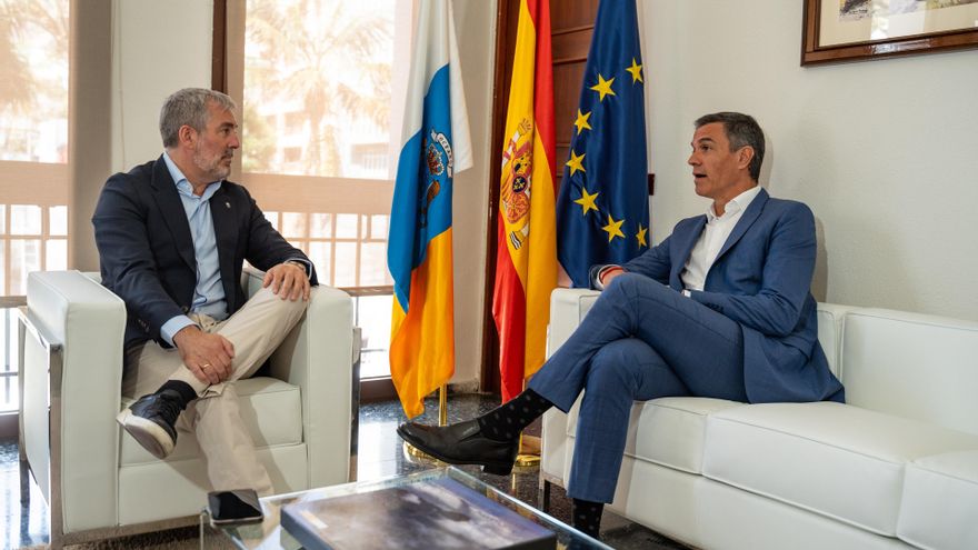 Archivo - El presidente del Gobierno, Pedro Sánchez (d), y el presidente de Canarias, Fernando Clavijo (i),  en Santa Cruz de la Palma, a 23 de agosto de 2024.