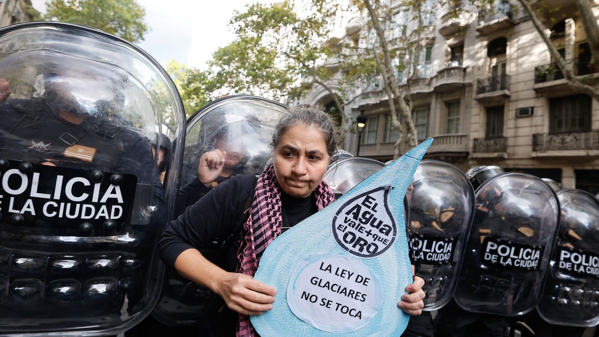 Una persona sostiene un cartel duran una manifestación en contra de la reforma de ley de glaciares este miércoles, en cercanías al Congreso en Buenos Aires (Argentina). EFE/ Juan Ignacio Roncoroni
