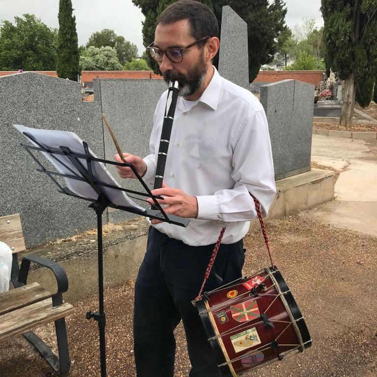 La música del txistu y el tamboril también fueron protagonistas durante el homenaje a Emeterio Sanzo