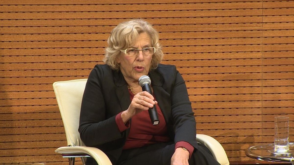 Carmena habla de "mejorar" el PEF presentado tras reunirse con Montoro y abre la opción de llevarlo al Pleno