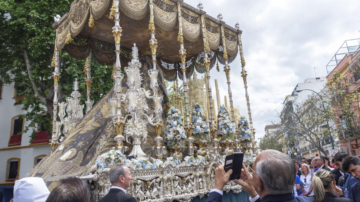 El original palio de estilo oriental de la Virgen de los Ángeles de los Negritos