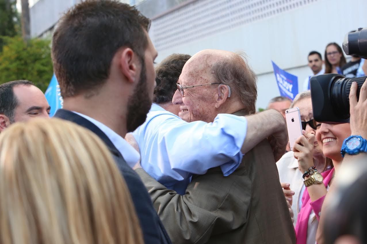 Mariano Rajoy se abraza con José Macías. (ALEJANDRO RAMOS)