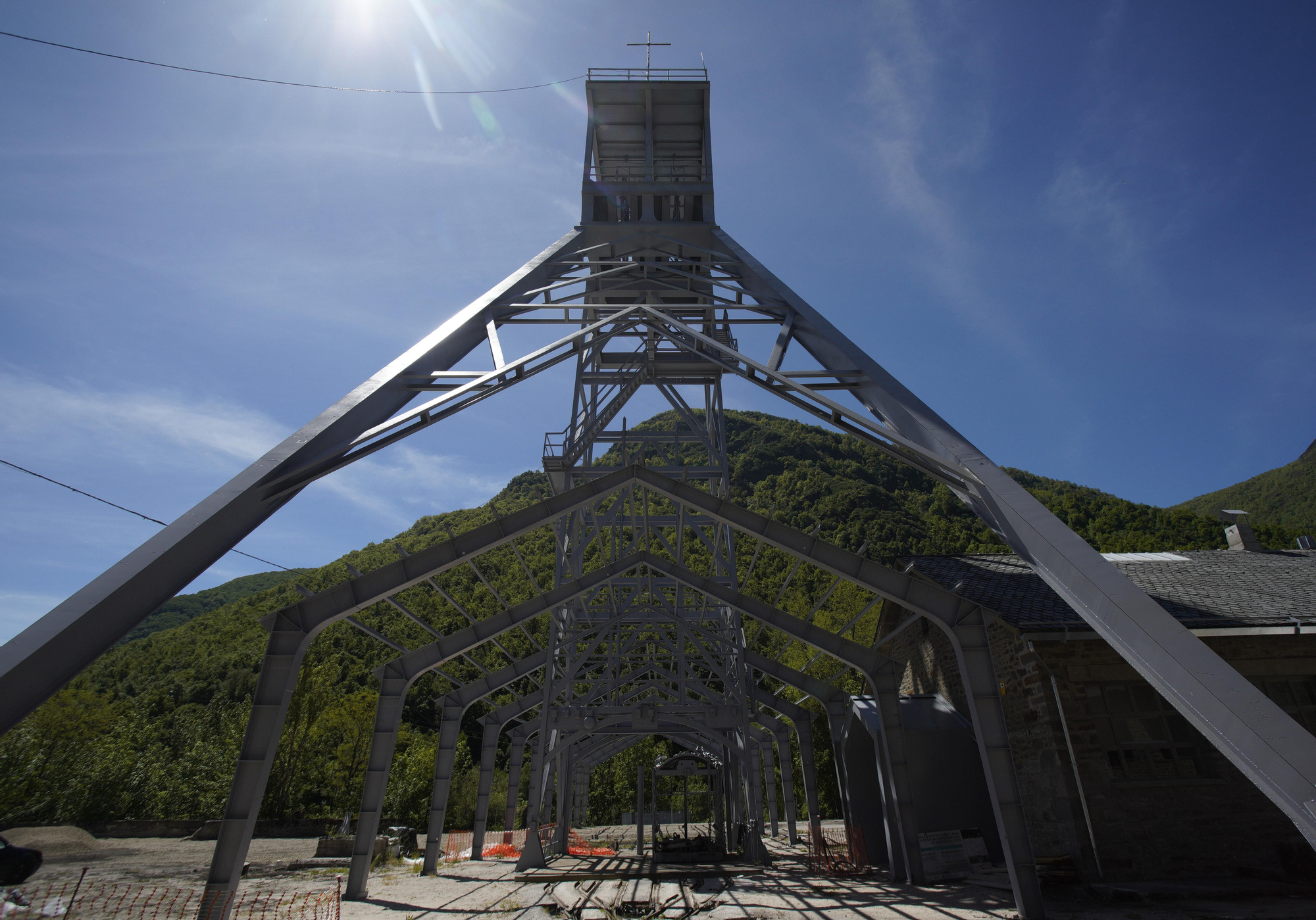 Una construcción impresionante la torre del Pozo María minero en Caboalles, Villablino (Laciana).