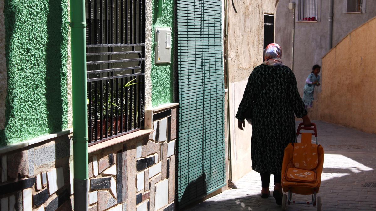 Una escena cotidiana en un barrio de Hellín.