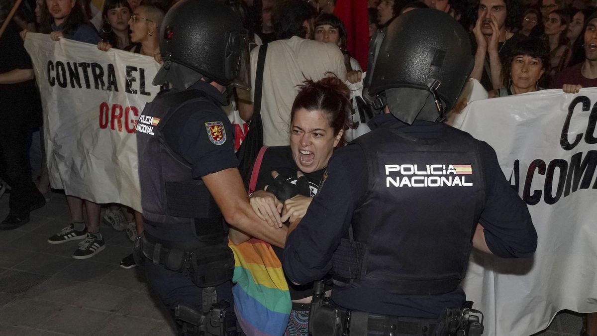 La carga policial durante la manifestación de Valladolid contra el desahucio de Maricarmen.