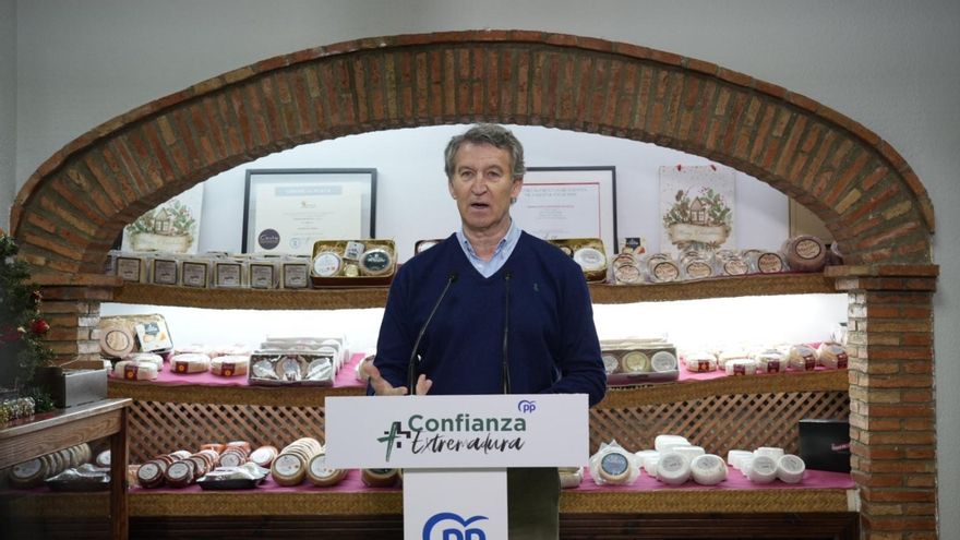 Alberto Núñez Feijóo, atiende a los medios tras la visita a la fábrica de Quesos del Casar, este viernes.