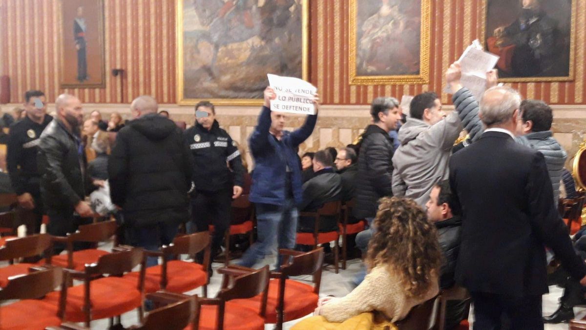 La Policía Local procede al desalojo de los que protestaban en el pleno.