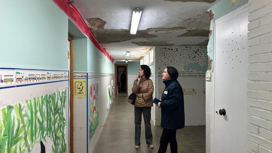 La concejala de Educación en Jerez, Nela García, viendo los desperfectos ocasionados por el temporal en uno de los colegios de la ciudad. (Foto de archivo).