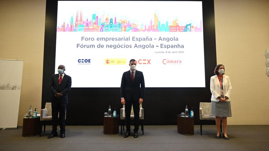 El presidente del Gobierno, Pedro Sánchez, y la ministra de Industria, Comercio y Turismo, Reyes Maroto, en el Foro Empresarial España-Angola en Luanda