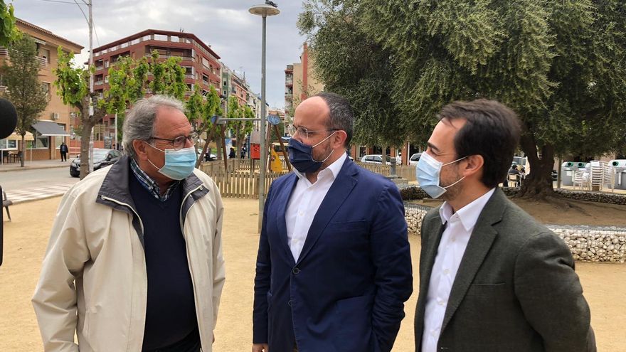 El presidente del PP catalán, Alejandro Fernández, junto al presidente del PP de Barcelona, Óscar Ramírez, y el presidente del PP de Pineda, Manuel Giménez, tras reunirse con el sector hotelero del Maresme (Barcelona), el 26 de abril de 2021.