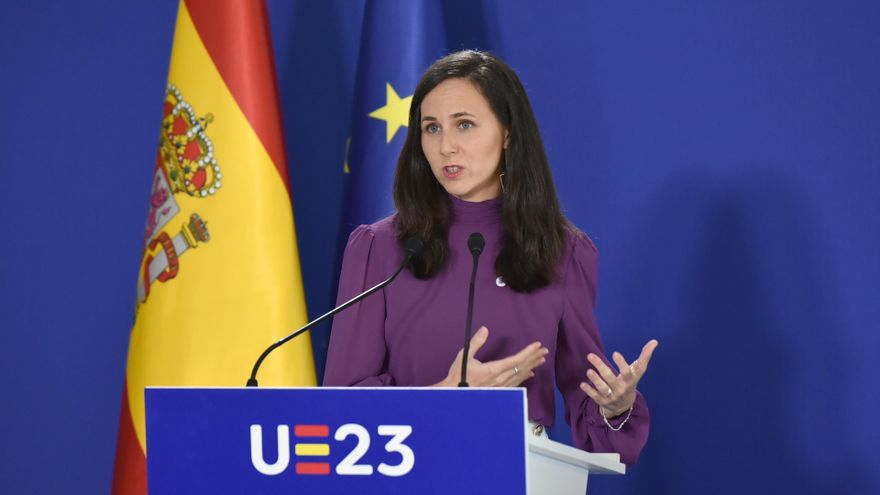 La ministra de Derechos Sociales y Agenda 2030 en funciones, Ione Belarra, atiende a los medios de comunicación, en el Palacio de Congresos, a 18 de septiembre de 2023 en Zaragoza, Aragón (España).