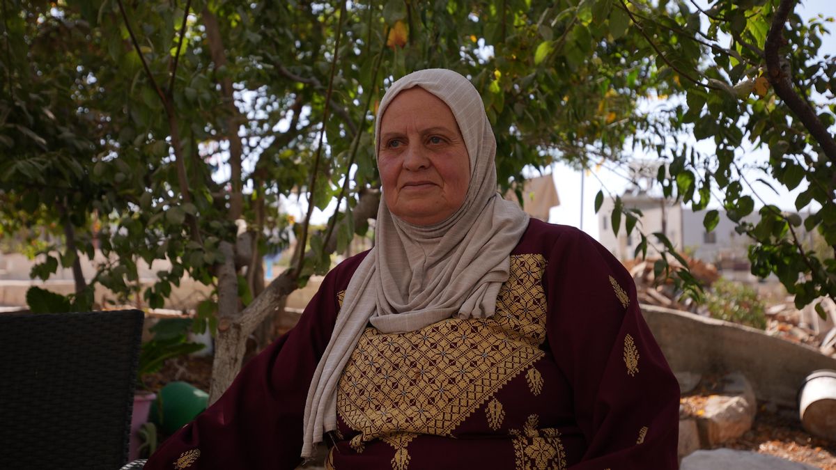 La madre de Izz al Din Al Hamamrah en el jardín de su casa en la Cisjordania ocupada.