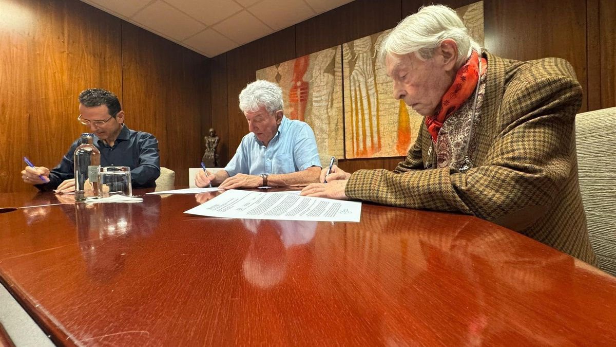 El concejal de Desarrollo Local, Turismo y Ciudad de Mar del Ayuntamiento de Las Palmas de Gran Canaria, Pedro Quevedo, ha firmado este jueves un contrato de cesión de los derechos de propiedad intelectual de los murales de Pepe Dámaso en el Mercado Central con el artista.