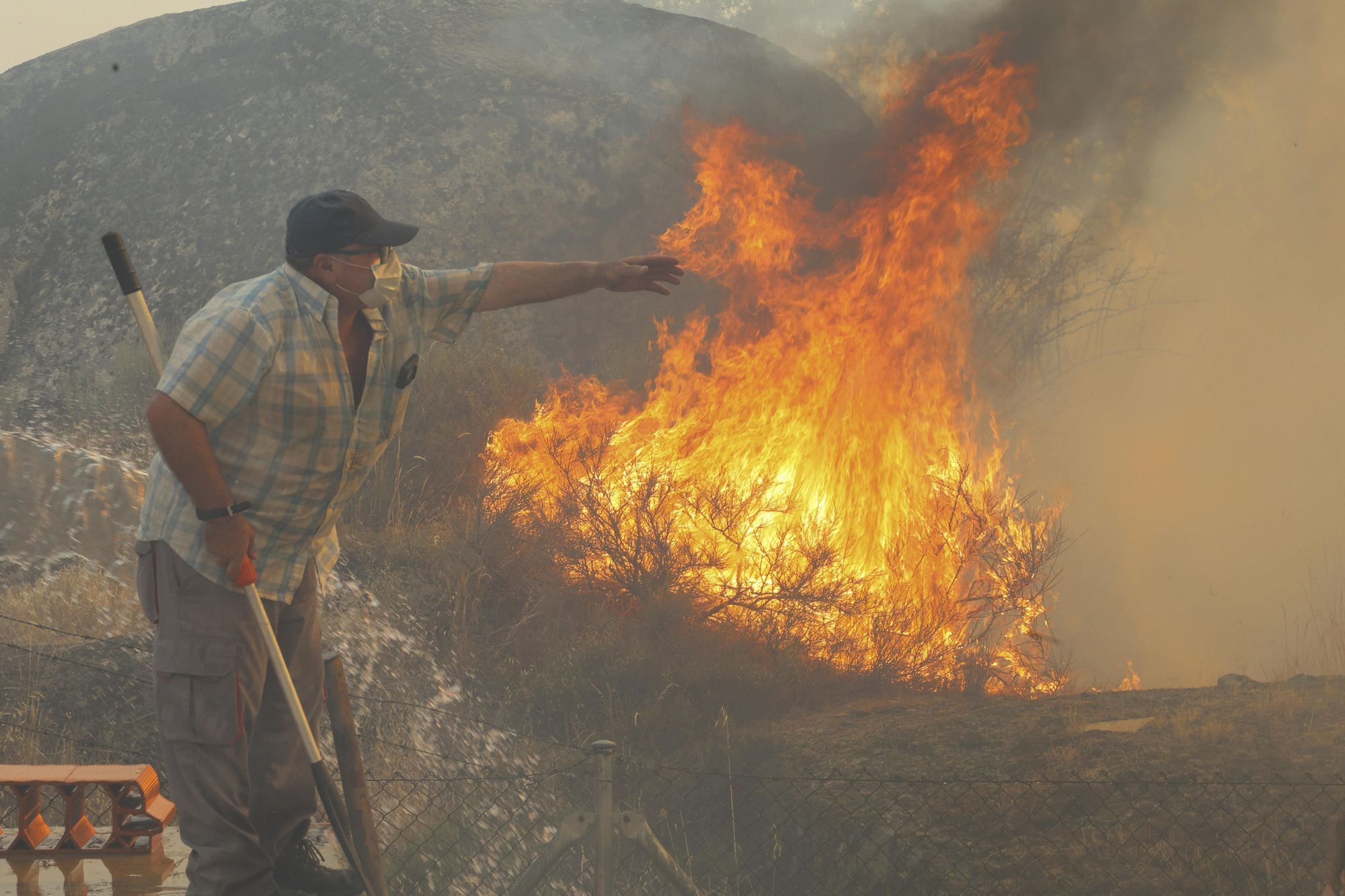 Trabajos de extinción del incendio forestal en Fermoselle (Zamora) este miércoles.