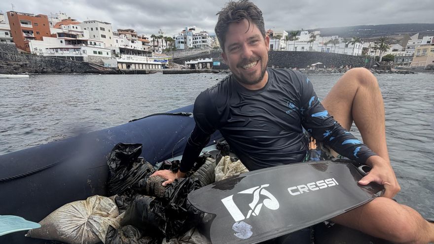 Carlos Mallo durante una limpieza del fondo marino en Tenerife.