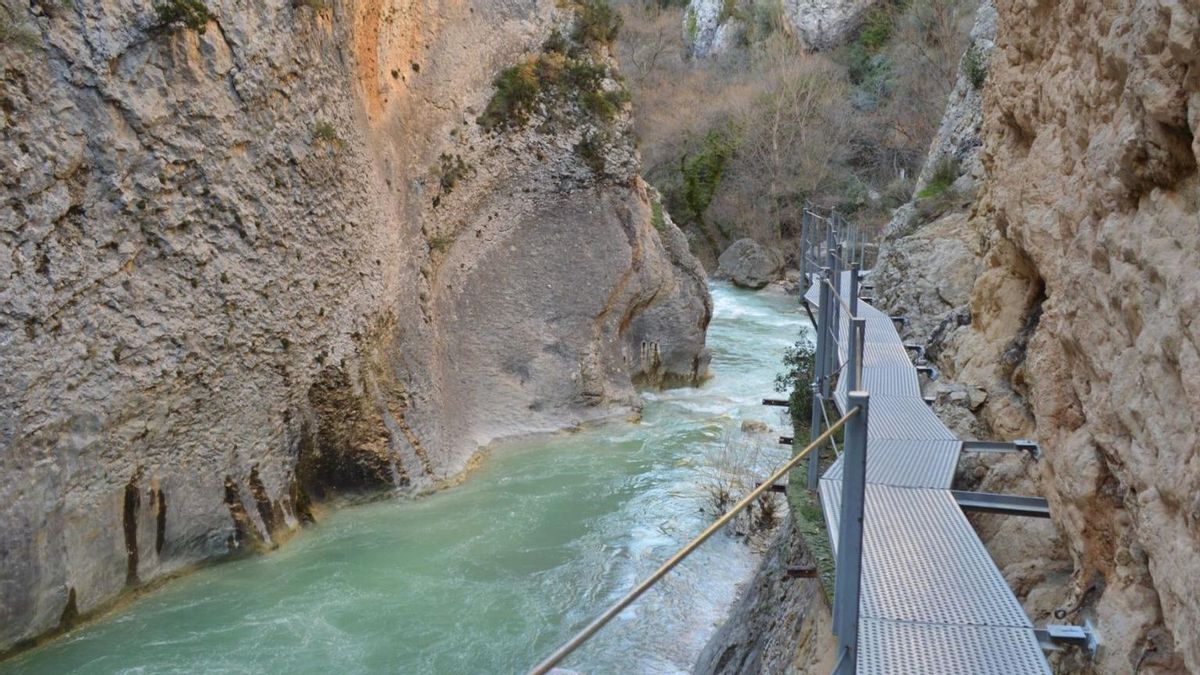 La ruta de pasarelas sobre el río Vero.
