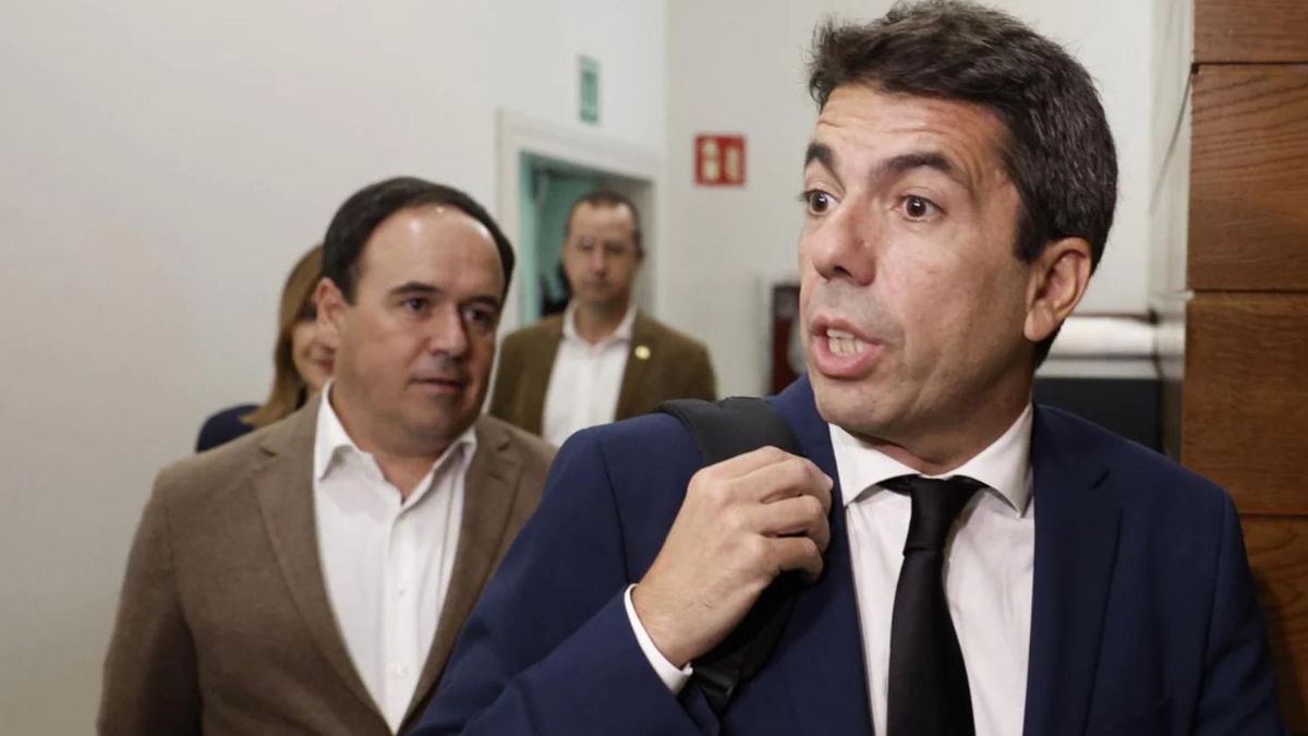 El president Carlos Mazón, escoltado por Juan Francisco Pérez Llorca, en una imagen de archivo.