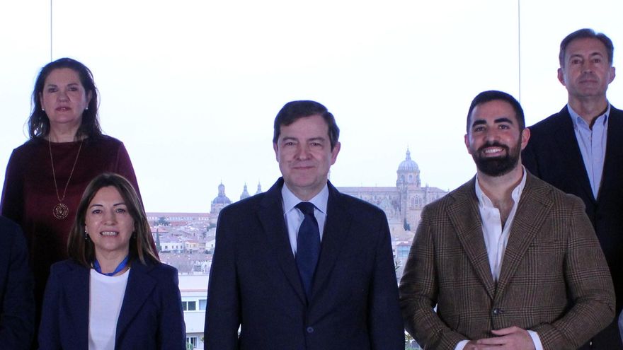 Fernández Mañueco junto a los candidatos del PP a procuradores por la provincia de Salamanca.
