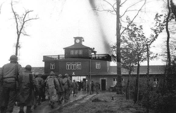 Las tropas estadounidenses entrando en el campo de Buchenwald durante su liberación (https://encyclopedia.ushmm.org/content/es/article/liberation).