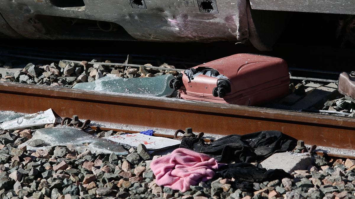 Maletas caídas en las vías del tren