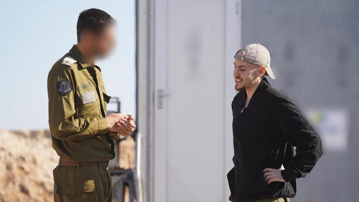 Un militar israelí en la base de Re'im habla con Eitan Mor tras su liberación.