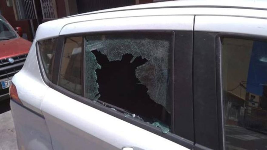 La luna lateral del coche, también rota