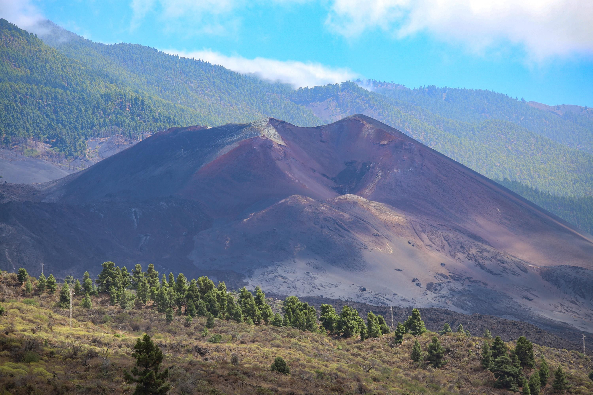Vista del volcán Tajogaite en la isla de La Palma cinco años después de su erupción, el 19 de septiembre de 2021. EFE / LUIS G MORERA