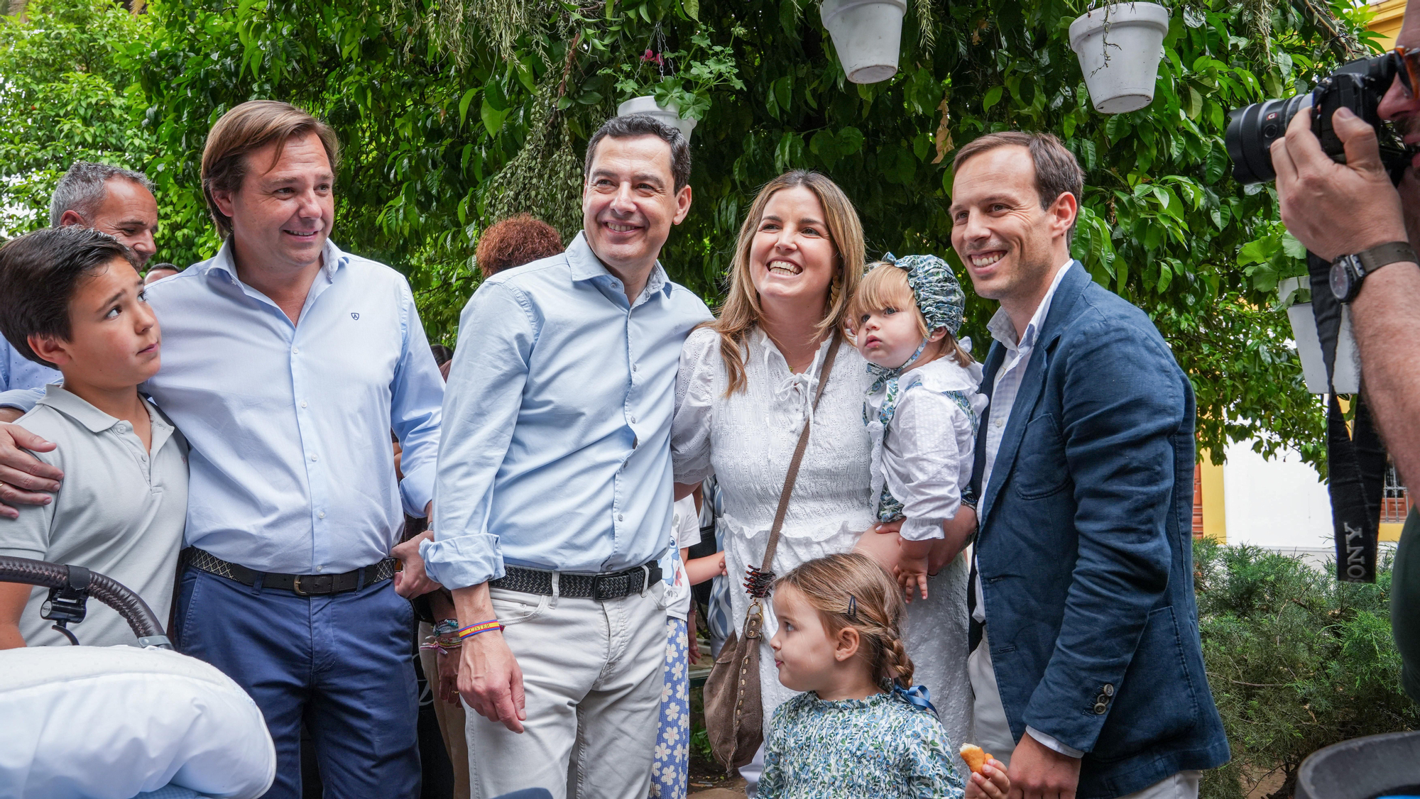 Juanma Moreno visita las Cruces de Mayo