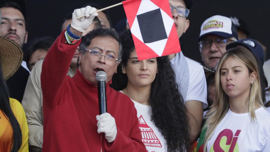 Petro propone firmar "un papelito" que ponga fin a "cien años de soledad" en Colombia