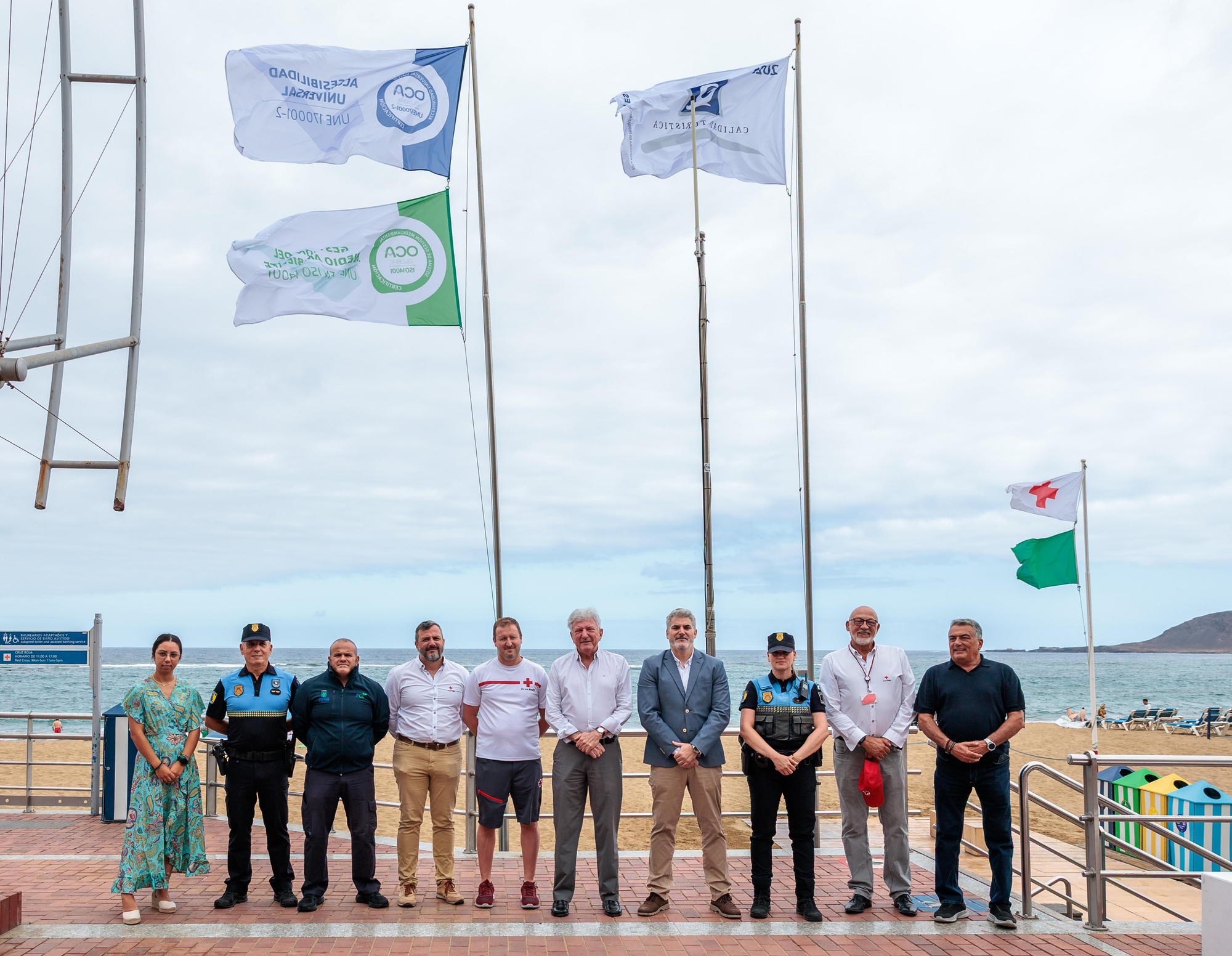 El izado de banderas en la playa de Las Canteras este martes 22 de julio.