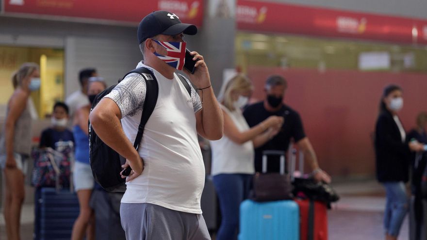 Viajeros con destino al Reino Unido hacen cola para facturar en el aeropuerto de Tenerife Sur. EFE/Ramón de la Rocha/Archivo
