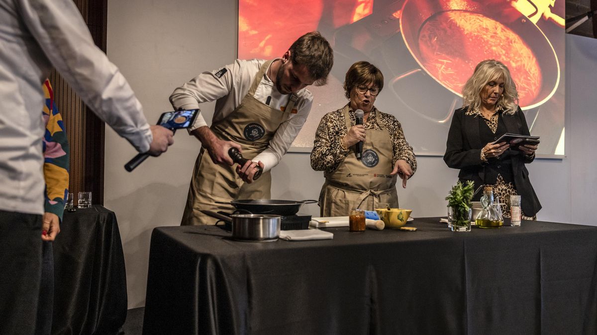 Una "gastrosàvia" da indicaciones a un joven cocinero en la muestra de Sant Fruitós de Bages.