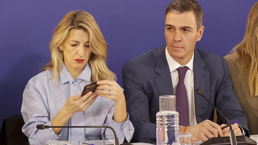 El presidente del Gobierno, Pedro Sánchez, junto a la vicepresidenta segunda y ministra de Trabajo y Economía Social, Yolanda Díaz, durante la reunión interministerial sobre la dana en la sede de la Delegación del Gobierno en València, en la que se reúne con alcaldes de los municipios afectados por las riadas del pasado 29 de octubre. EFE/Manuel Bruque